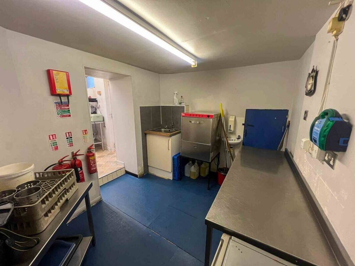 A successful Café with a 2 Bed Apartment Above in St Marychurch