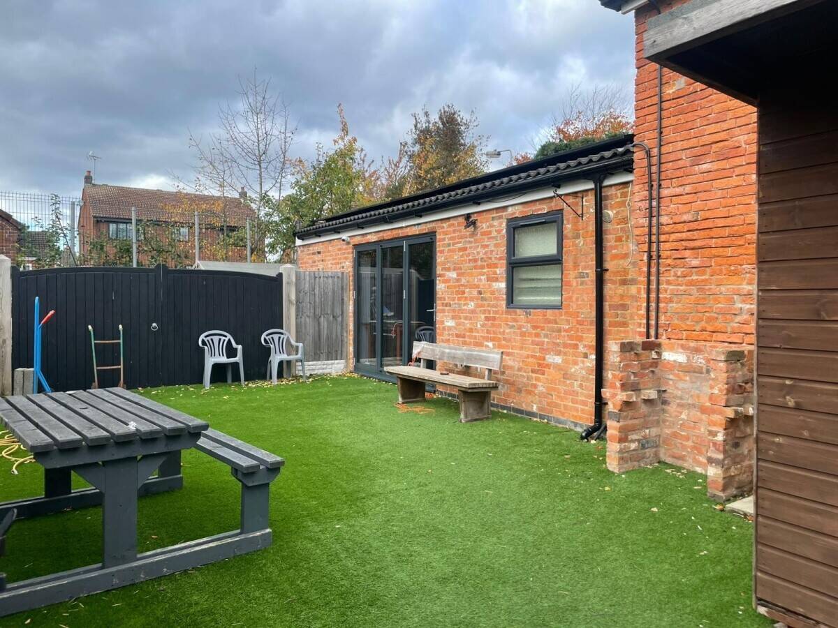 NOTTINGHAMSHIRE - FOUR BEDROOM, 100% WET-LED FREEHOUSE WITH CAR PARK