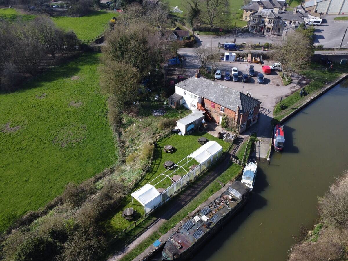 WILTSHIRE - PROMINENT CANALSIDE FREEHOUSE IN VALE OF PEWSEY