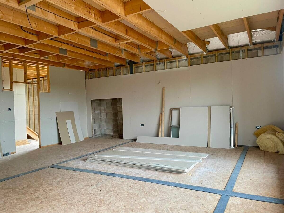LEICESTERSHIRE - THREE STOREY PARTIALLY BUILT HOLIDAY LET IN DESIREABLE VILLAGE Photo 9