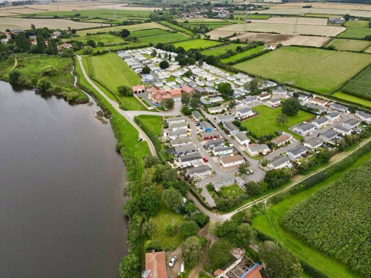 NOTTINGHAMSHIRE - TWO BEDROOM RESIDENTIAL LODGE WITH DEDICATED PARKING Photo 9