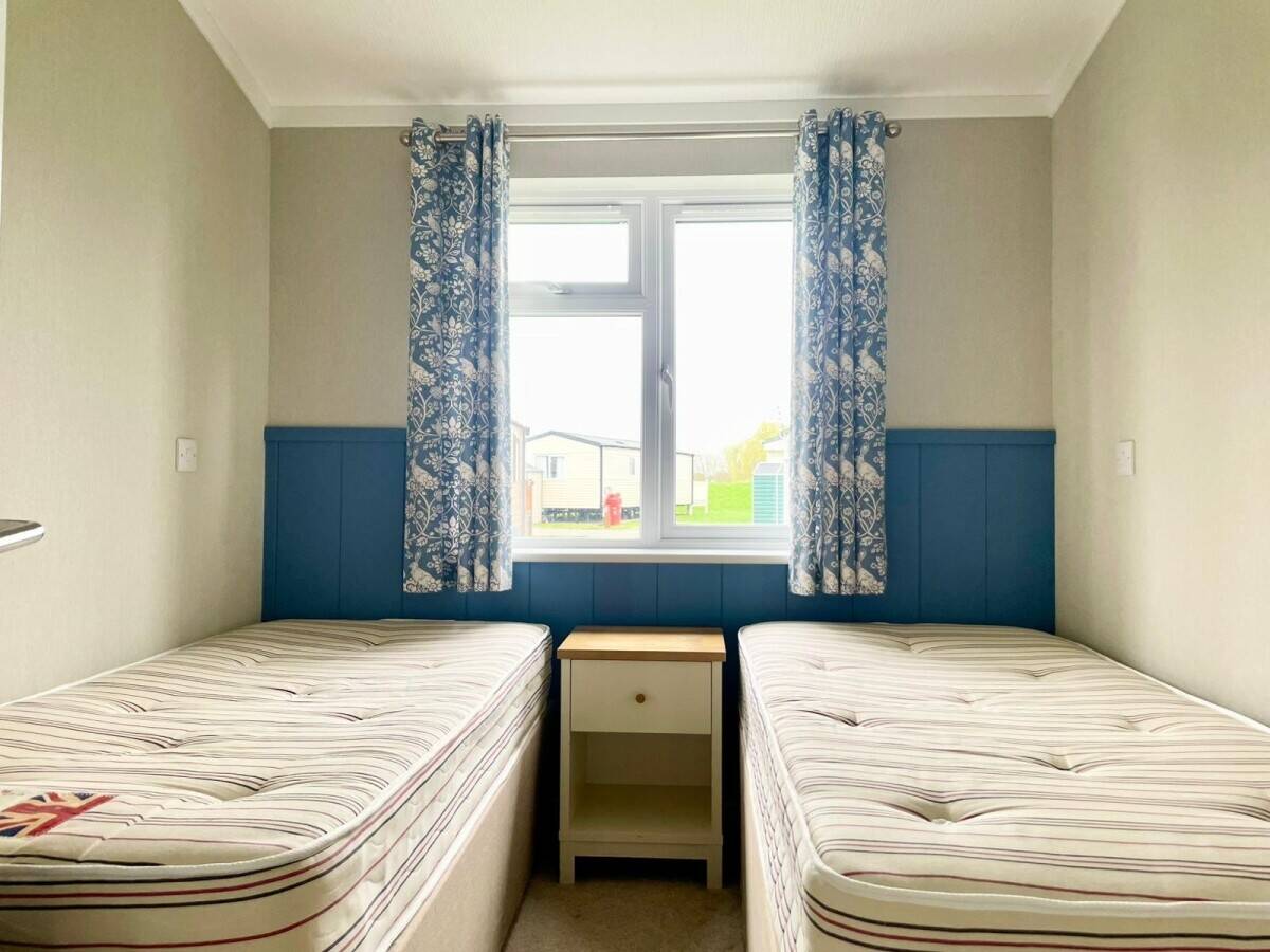 NOTTINGHAMSHIRE - THREE BEDROOM LODGE WITH PARKING FOR 3 CARS