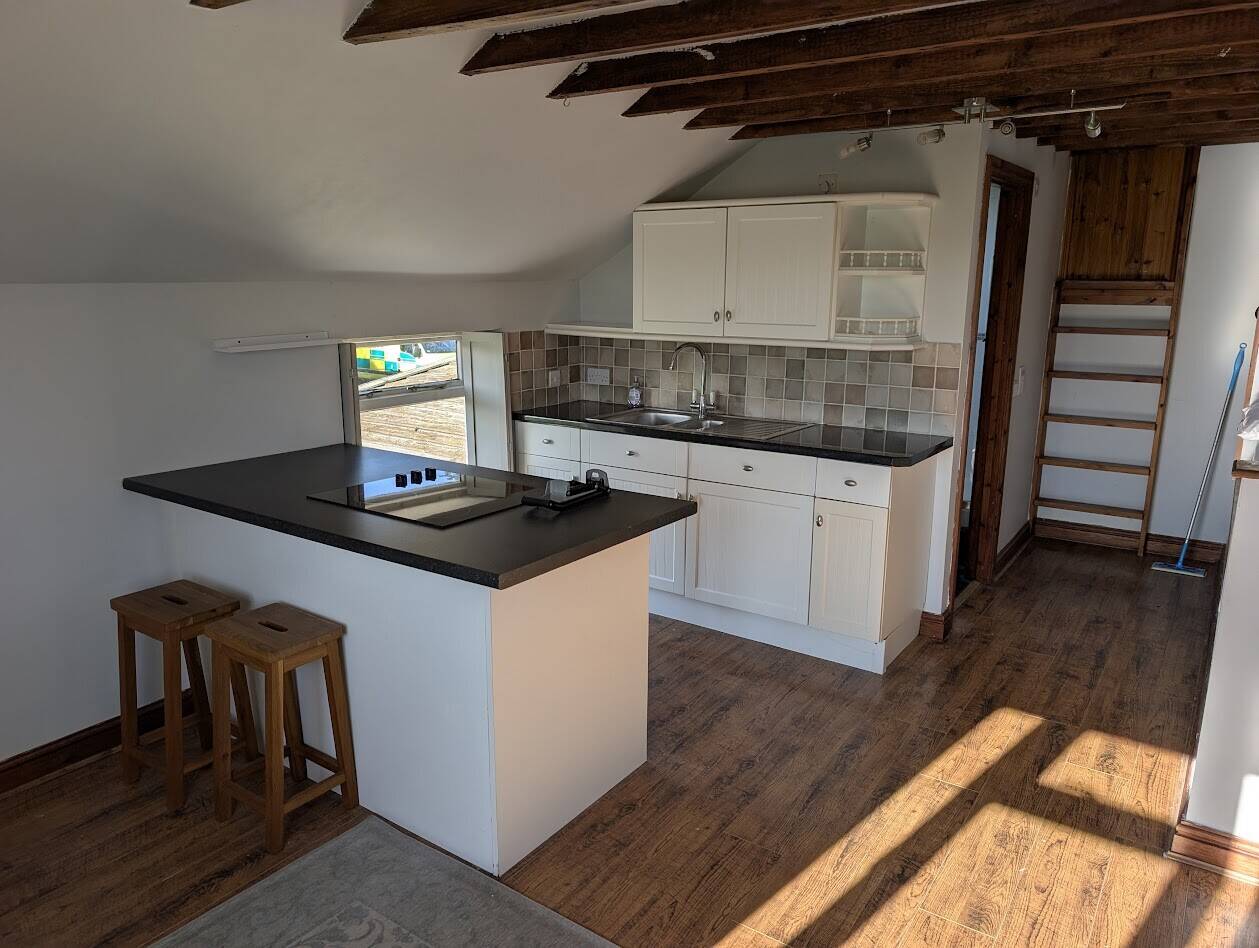 HEREFORDSHIRE - WELL-ESTABLISHED, CHARACTER, COTTAGE STYLE PUB IN PRIME VILLAGE LOCATION