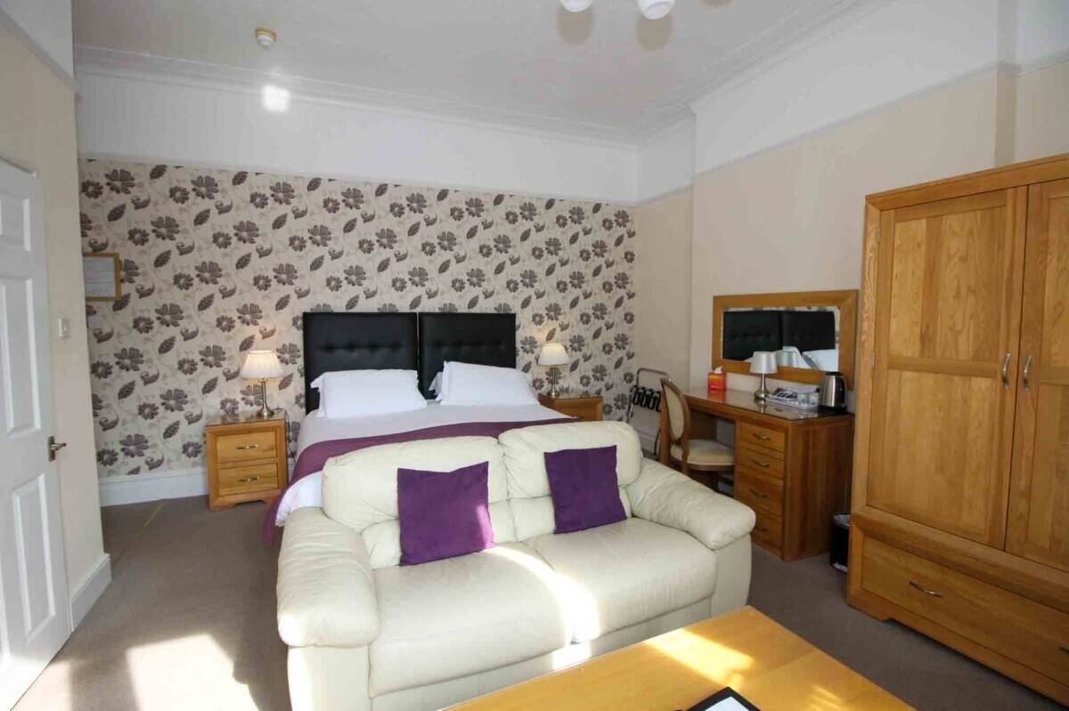 Profitable 15-Bedroom En-Suite Hotel Near Beach & Town Centre Photo 9