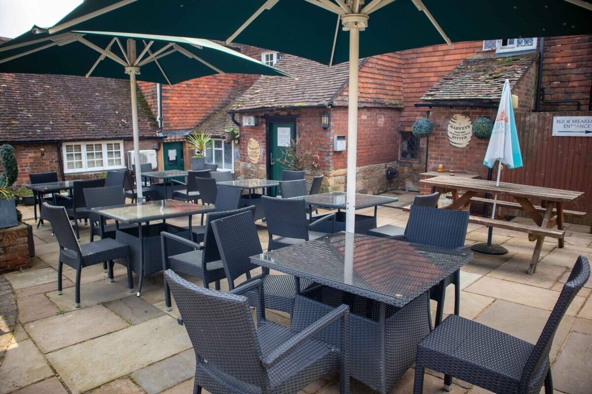 KENT - WELL-KNOWN HISTORIC PUB WITH FIVE LETTING ROOMS Photo 9