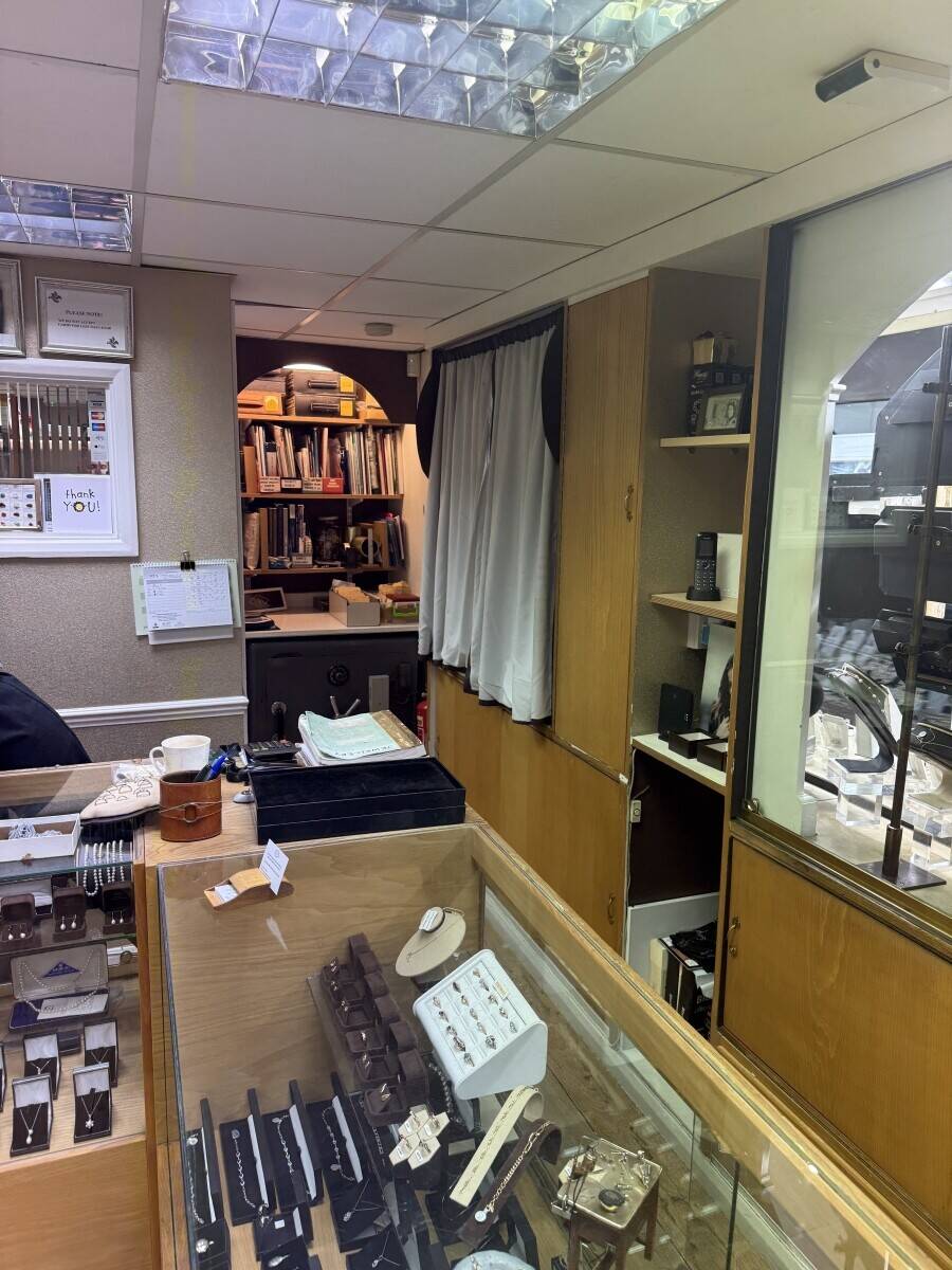 Jewelry Shop for sale in Epping Essex. Photo 9