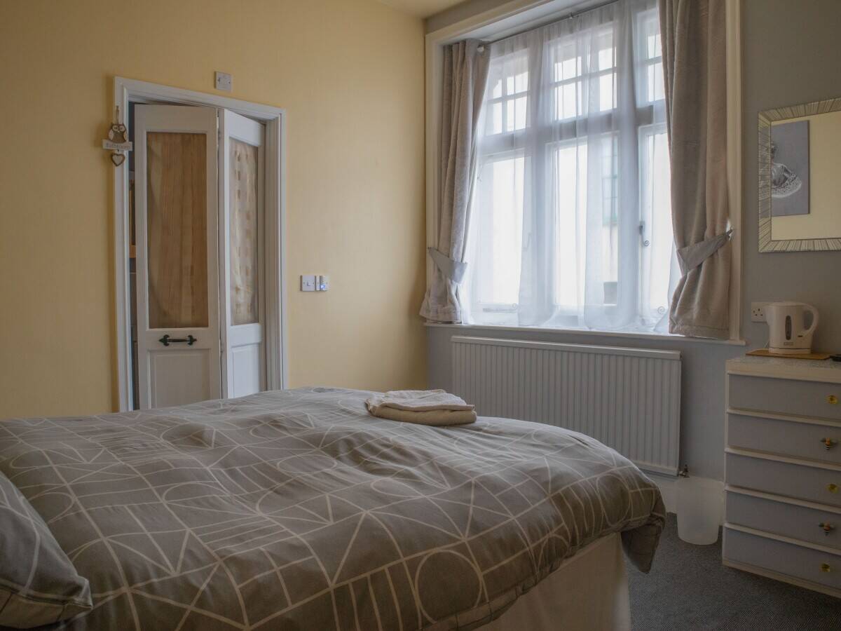 DEVON - PROMINENT WATERFRONT PUBLIC HOUSE WITH LETTING ROOMS IN SEASIDE TOWN Photo 9