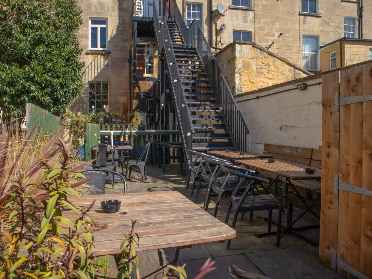 SOMERSET - PROMINENT AND POPULAR BATH CITY CENTRE FREEHOUSE