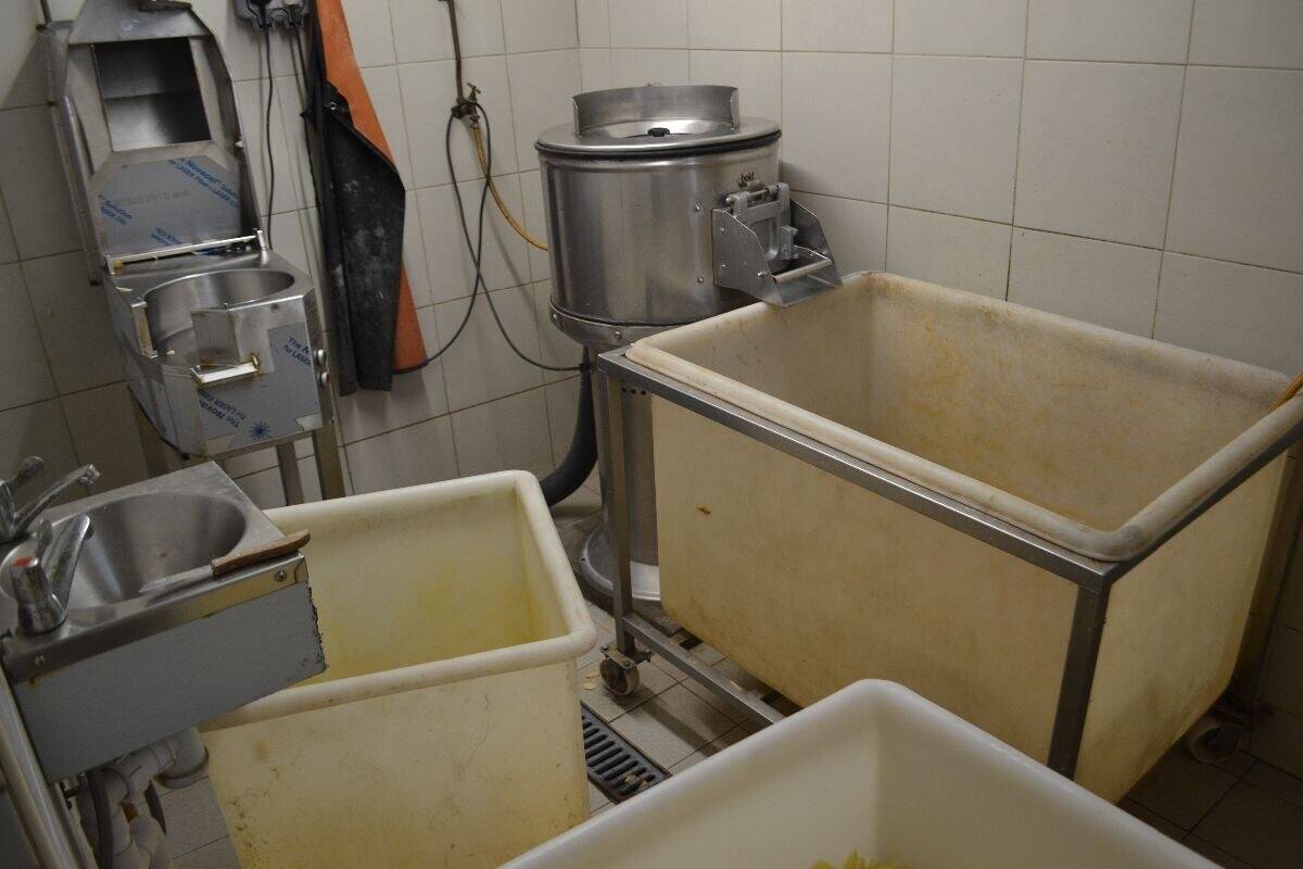 Thriving Fish & Chip Shop – £10,000 Weekly Sales with Accommodation – Prime High Street Location Photo 9
