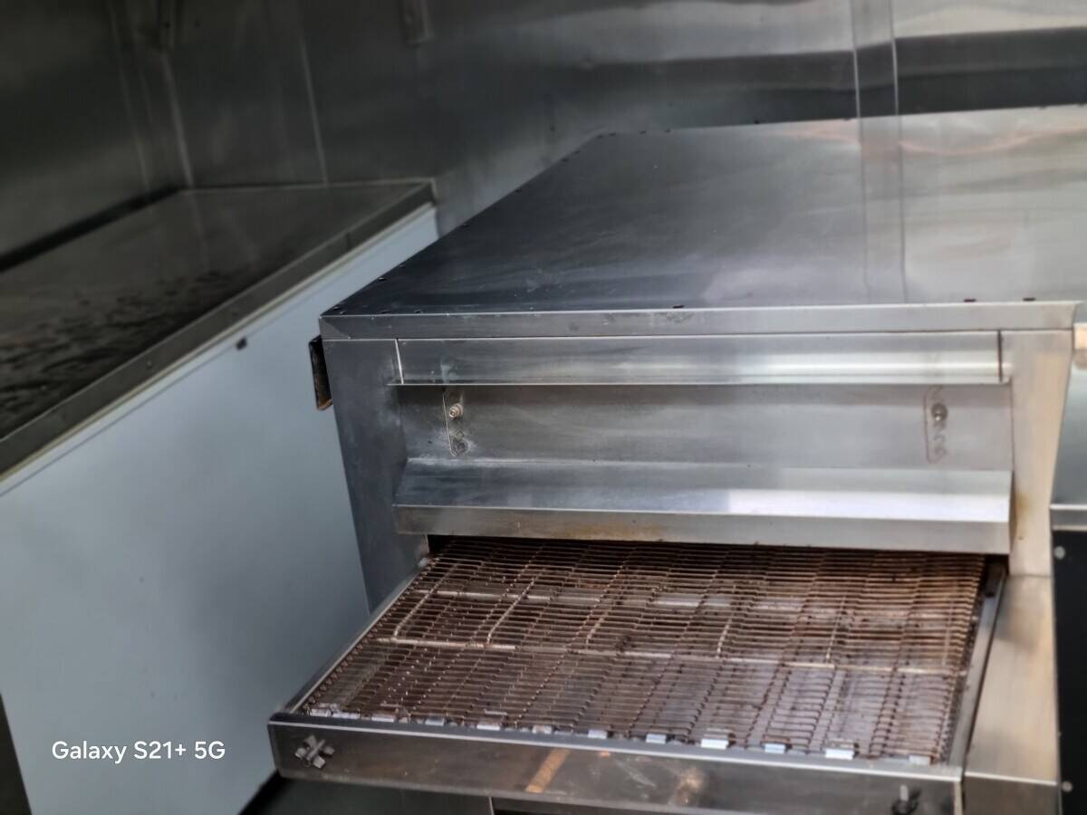 A5 Pizza takeaway with walk in fridge ready to go