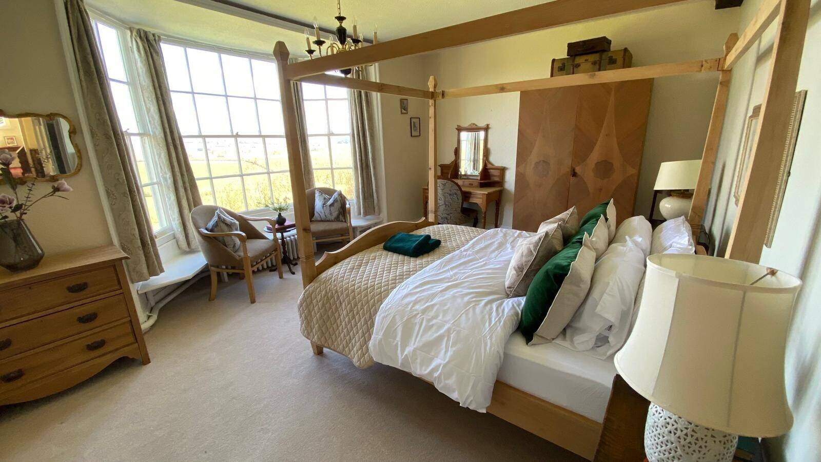 High Performing Large Country House Holiday Let Photo 9