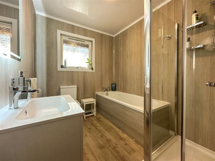 Eriskay Guest House & Glamping Pods