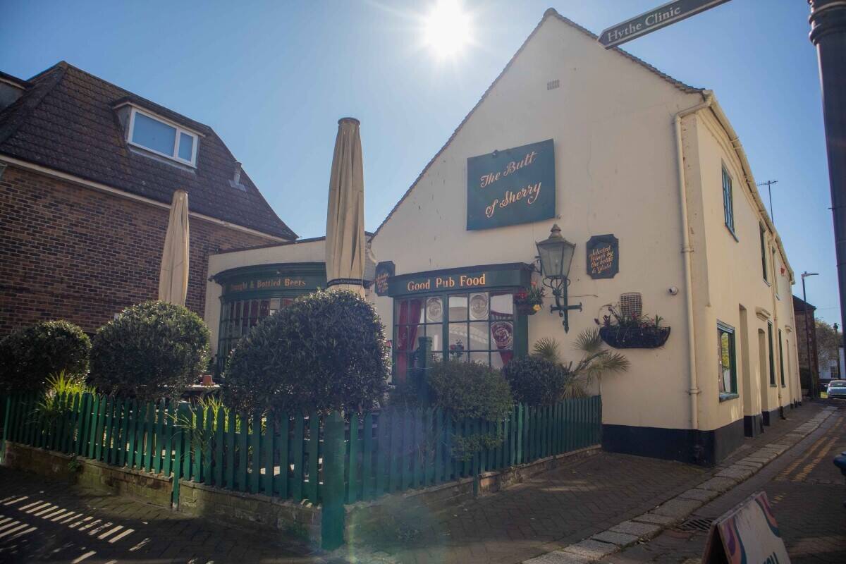 KENT - HIGH TURNOVER TOWN CENTRE PUB WITH STRONG FOOD SALES Photo 9