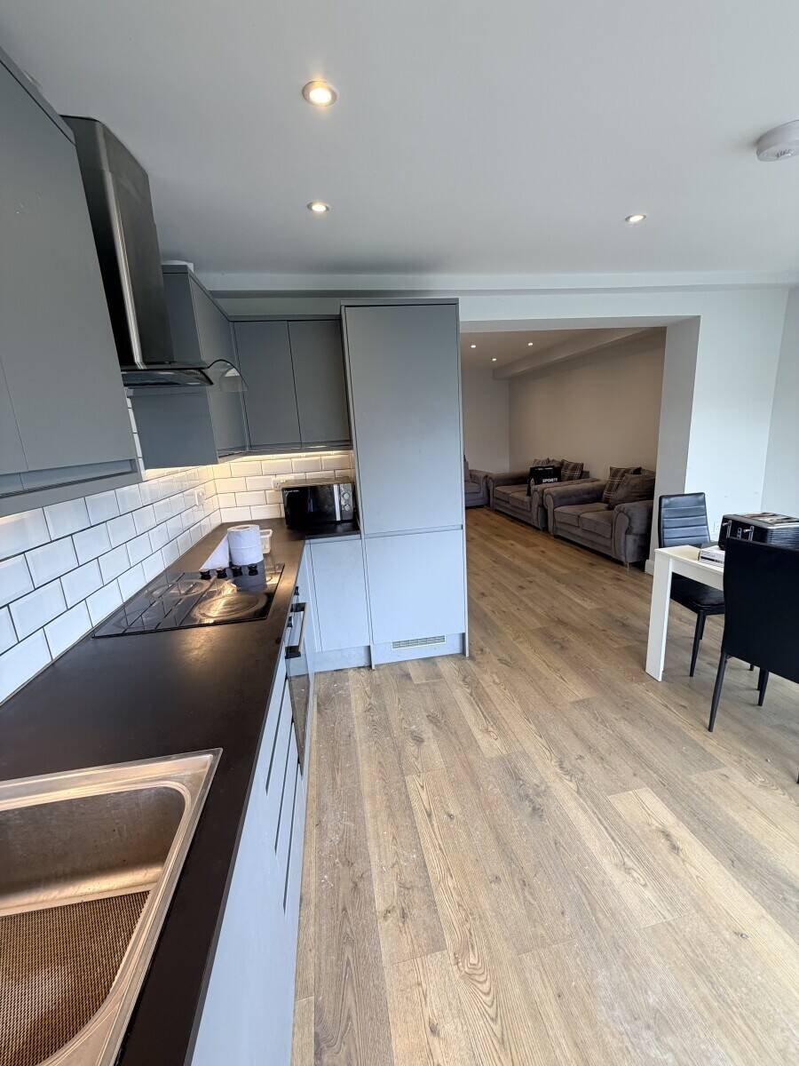 INCREDIBLE Restaurant space with huge 4 bedroom flat ACCOMMODATION included in Isleworth London