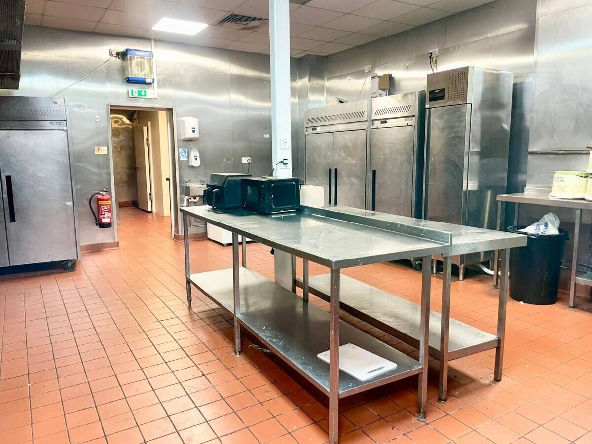 SOUTH YORKSHIRE - WELL PRESENTED BAR AND RESTURANT TO LEASE Photo 9