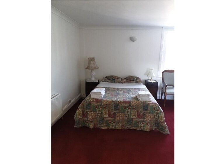 Historic Dover Gem – Restaurant, Bar & Boutique Rooms with Freehold! Photo 9