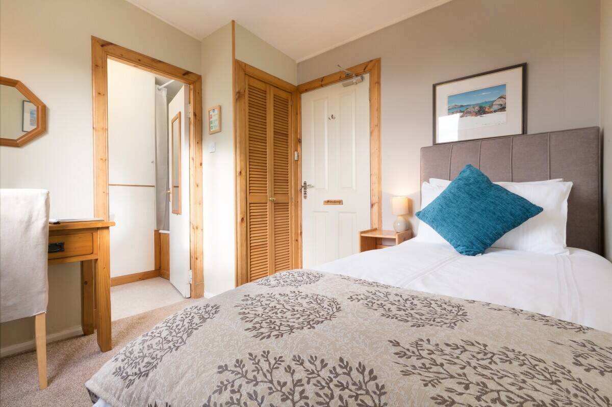 Well-Established, Popular 17-Bedroom Historic Island Hotel Photo 9