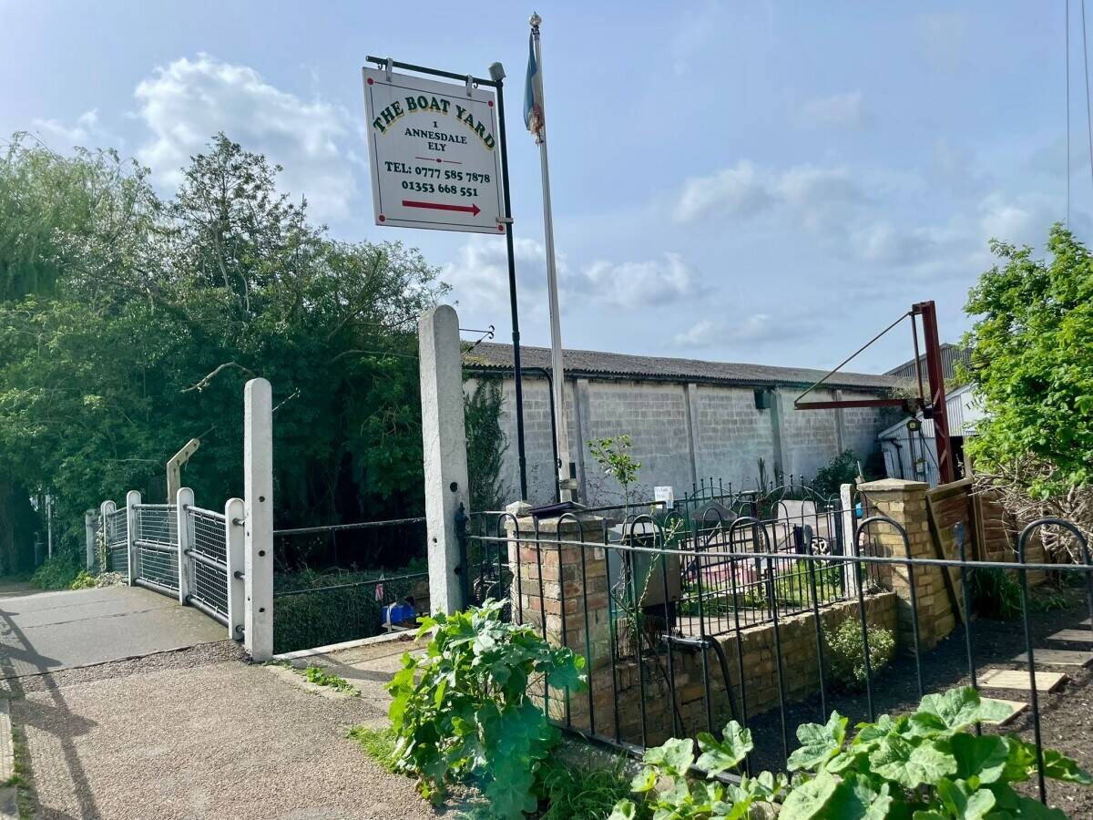 CAMBRIDGESHIRE - IDYLLIC RIVERSIDE DEVELOPMENT OPPORTUNITY