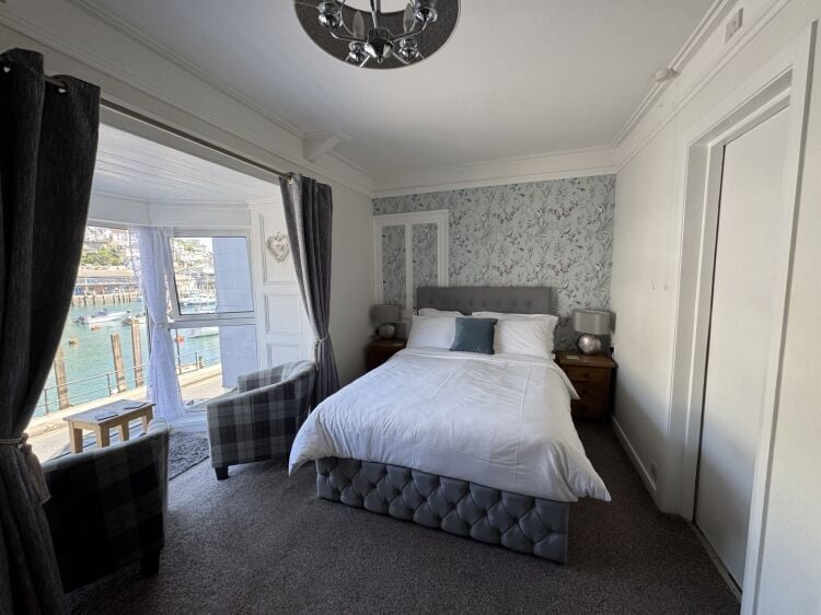 Freehold 5 Bedroom Guest House Located In Looe Photo 9
