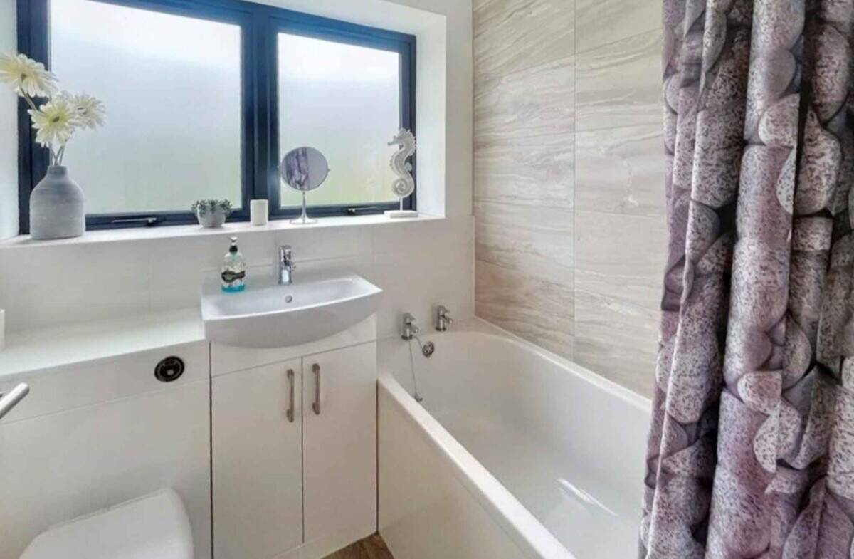 Immaculate Home with Income, Granny annex / letting unit or larger family home. Photo 9