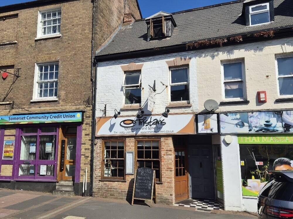 Popular Licensed Bistro & Restaurant with 2 Bedroom Self Contained Apartment in Taunton Town Centre