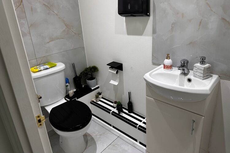 Popular Beauty Salon - Enfield