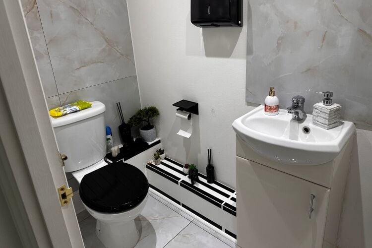 Popular Beauty Salon - Enfield Photo 9