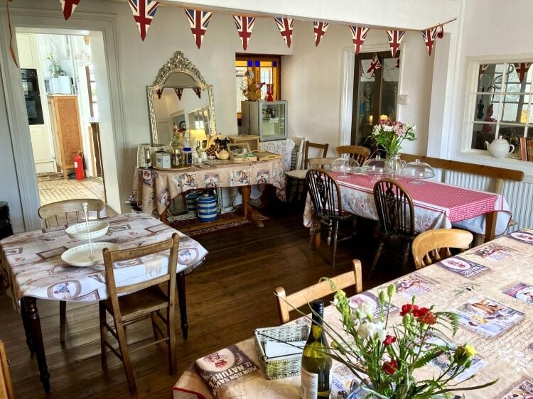 VERSATILE GUEST HOUSE offering WRITING RETREATS