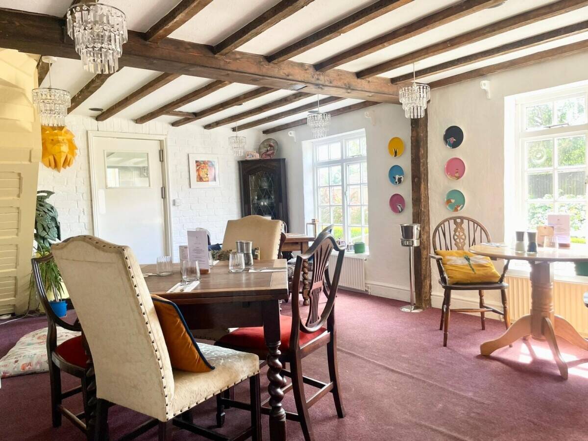 LINCOLNSHIRE - 5 BEDROOM PUB WITH DETACHED BREWERY