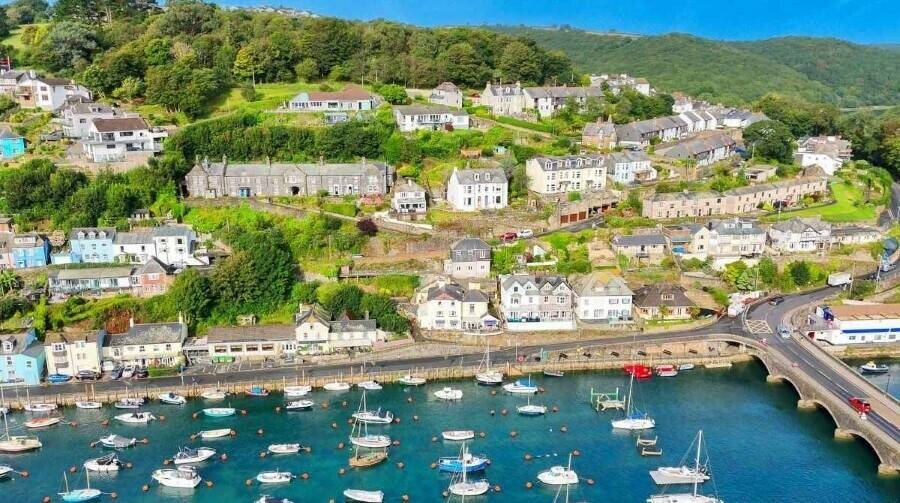 An Impressive 9-bedroom Hotel, Located by the Water’s Edge For Sale Photo 9