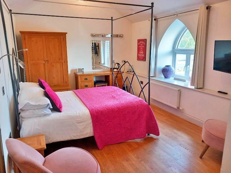 PEMBROKESHIRE – CHARACTER PREMISES WITH FIVE QUALITY EN SUITE LETTING ROOMS IN BUSY TOURIST DESTINAT