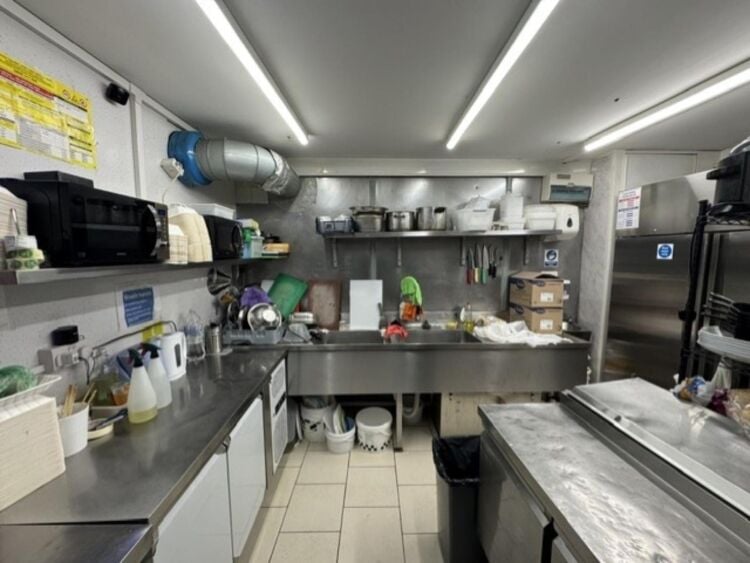 Leasehold Greek Takeaway & Restaurant Located In Rugby