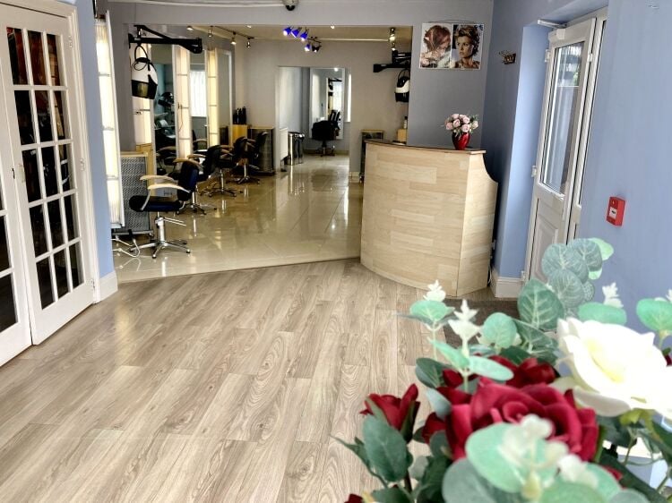 PET SUPPLIES & HAIR SALON (Operated by self-employed stylists)