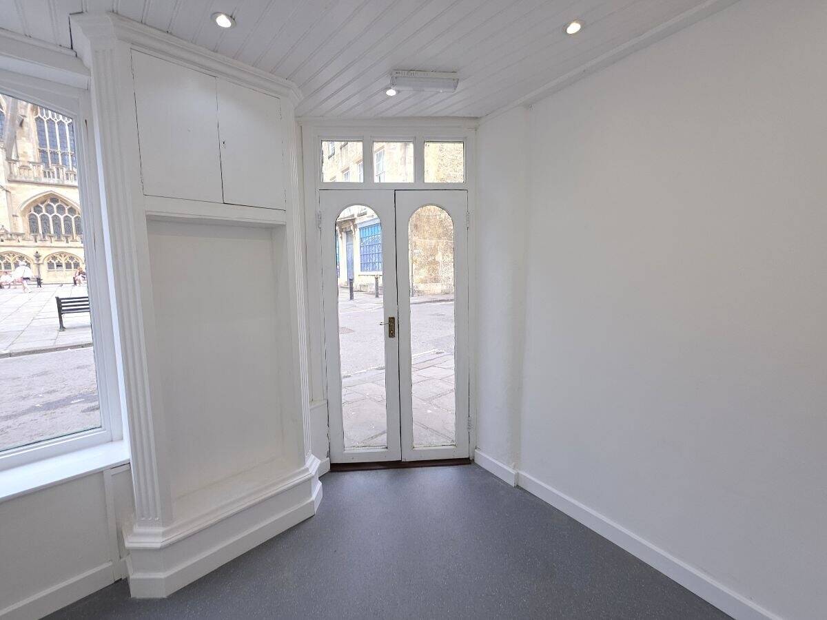 Bath City Centre Overlooking Abbey & Roman Baths - New Lease Available Photo 9