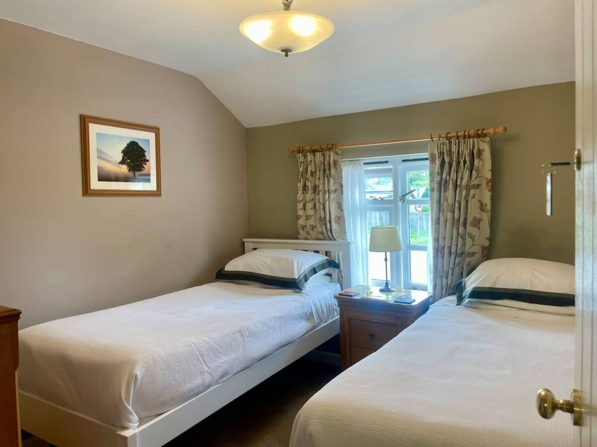 NORFOLK - FOOD-LED COUNTRY PUB WITH LARGE CAR PARK AND THREE LETTING ROOMS