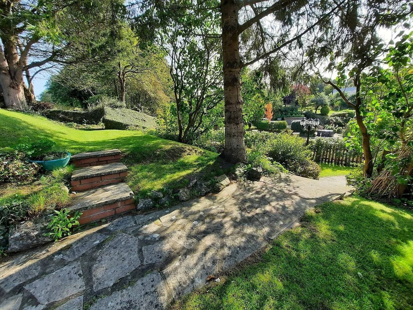 WILTSHIRE - PRESTIGIOUS VILLAGE FREEHOUSE WITH LETTING ACCOMMODATION Photo 9