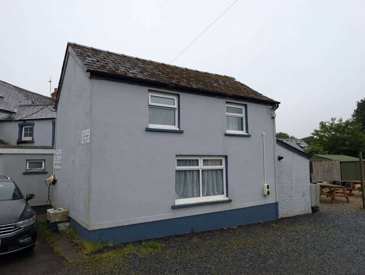 CARMARTHENSHIRE - TRADITIONAL VILLAGE PUB WITH ADDITIONAL ONE BEDROOM COTTAGE