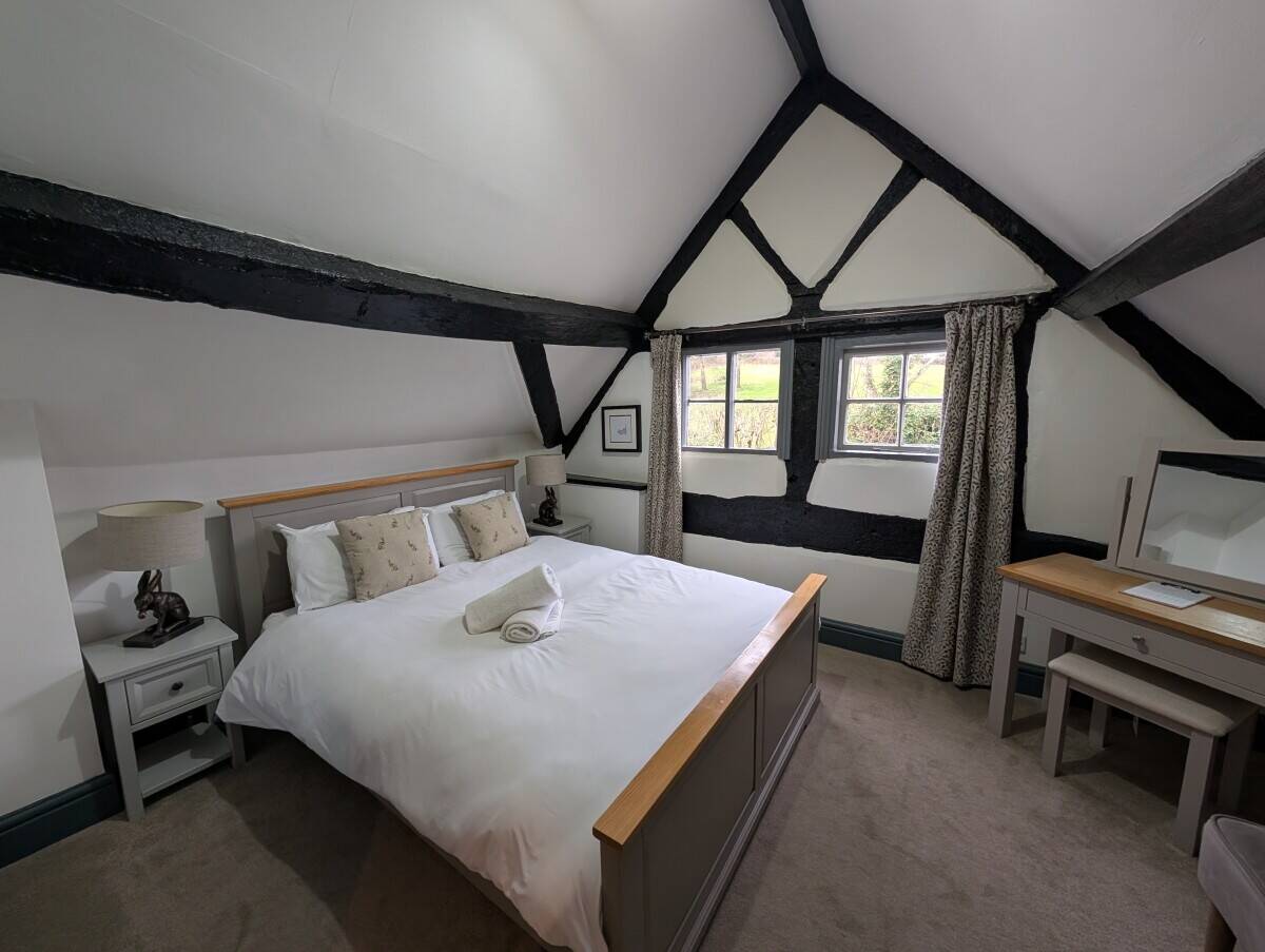 SHROPSHIRE - MAIN ROAD COUNTRY INN WITH LETTING ROOMS