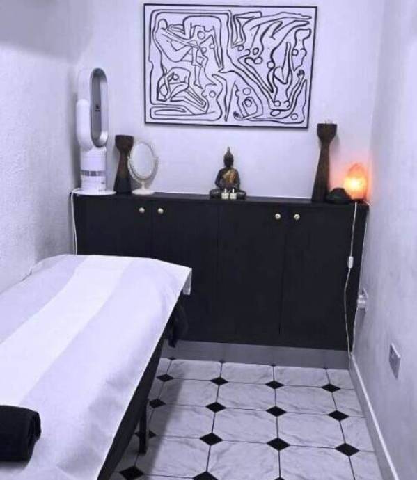 LASER & AESTHETICS BEAUTY CLINIC FOR SALE IN WATFORD, HERTFORDSHIRE Photo 9