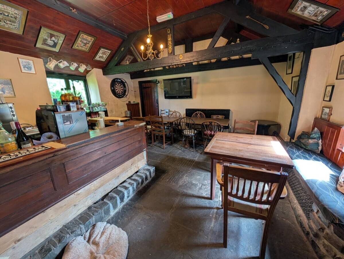 MONMOUTHSHIRE (NEAR CHEPSTOW) - CHARACTER VILLAGE FREEHOUSE