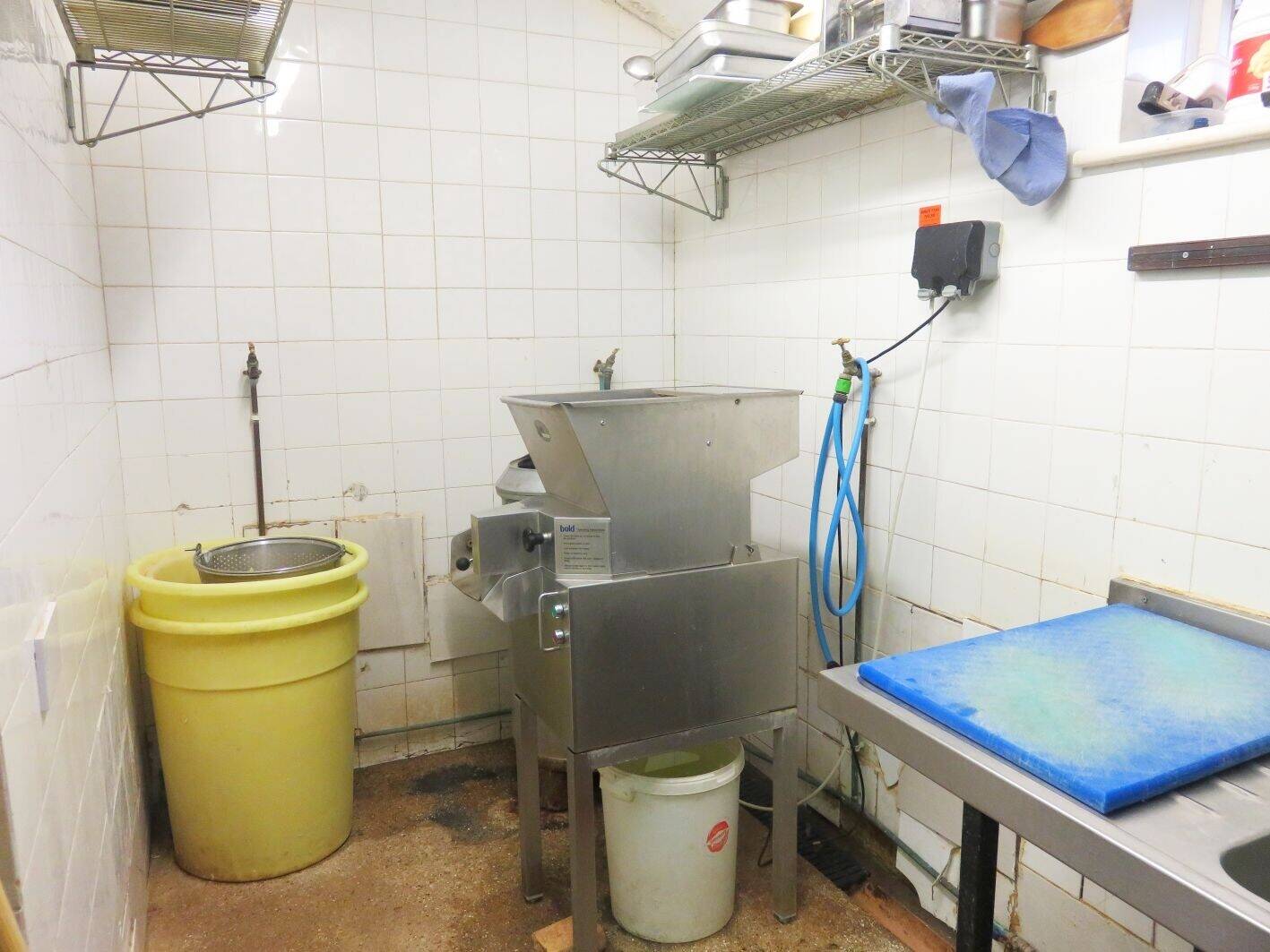 FIRMLY ESTABLISHED FISH & CHIP SHOP WITH 3 BEDROOM ACCOMMODATION IN CHARMING COASTAL TOWN Photo 9