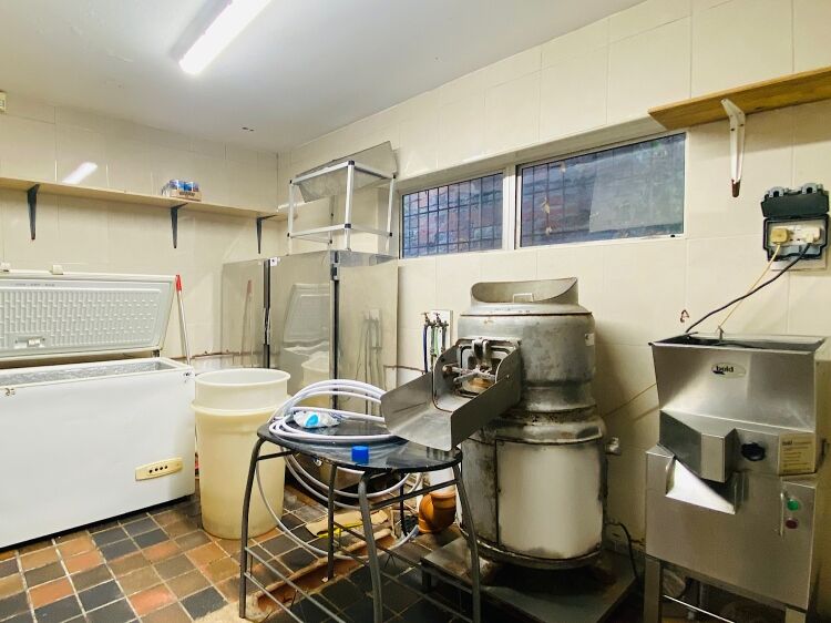 Freehold Fish & Chip Takeaway & Restaurant Located In Worksop, Nottinghamshire Photo 9