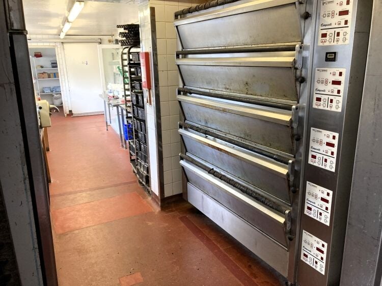 VERSATILE EMPTY HIGH STREET PREMISES Photo 9