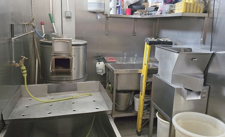 Well established modern fish & chip shop trading evening only Photo 9