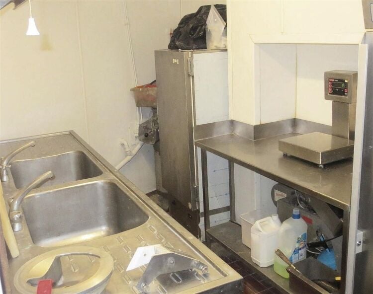 Exceptional superbly fitted & equipped fish & chip restaurant & takeaway in North London Photo 9