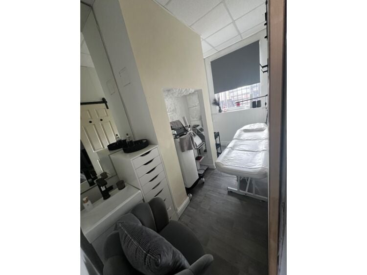 STYLISH & ESTABLISHED BEAUTY STUDIO IN SALFORD Photo 9