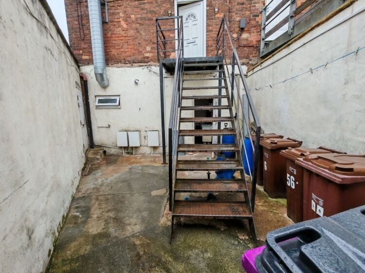 Fish & Chip and Kebab Takeaway with Accommodation – Bilston, West Midlands Photo 9